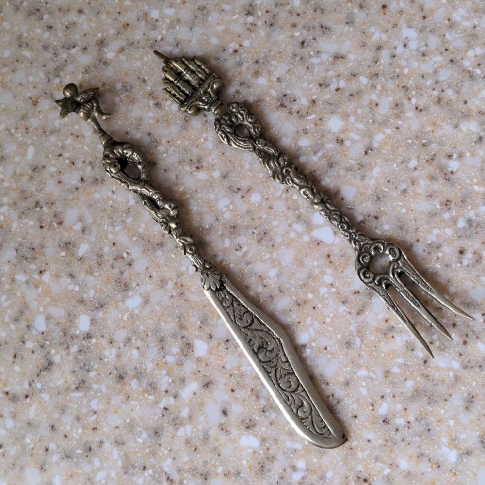 Silver plated ornate knife and fork serving 5"